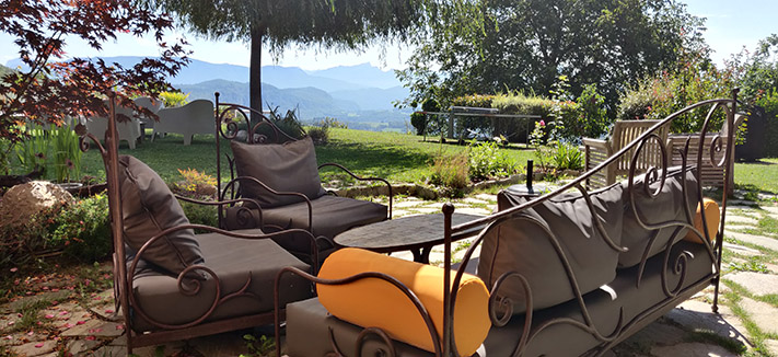 terrasse du gite avec la chartreuse en face