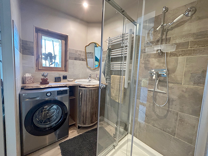 salle de douche du gite en savoie