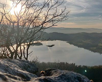 le lac d aiguebelette vue du rocher du corbeau