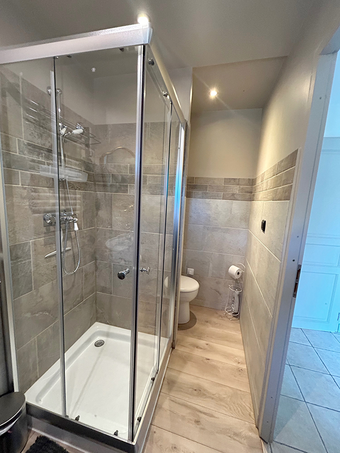 la salle de douche du gite desgranges de saint maurice savoie