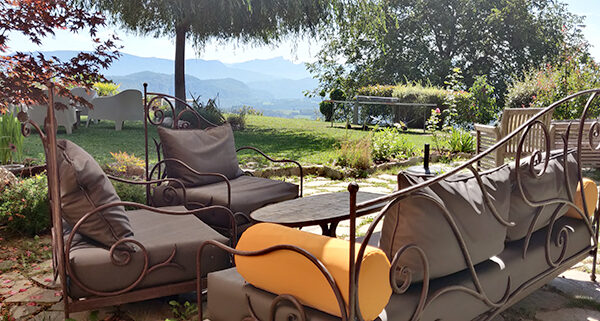 le salon de jardin du gite les granges de saint maurice en savoie