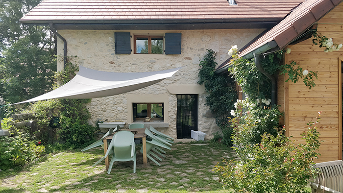 la terrasse de la cuisine du gite savoyard