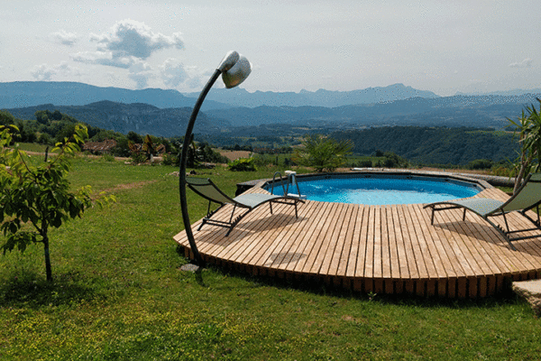 la piscine du gite des granges de saint maurice et sa vue sur la chartreuse